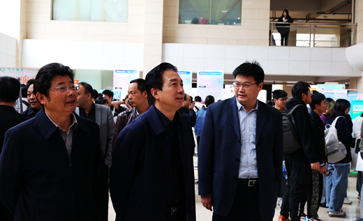 陈光辉副校长（中）莅临双选会.jpg
