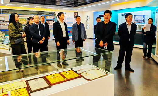 参观公司展厅.jpg