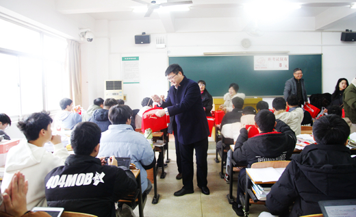 3朱杰辉给考研学生赠送“考研加油包”.jpg