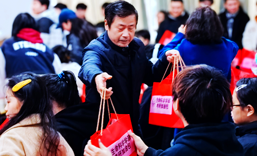4吴峰给考研学生赠送“考研加油包”.jpg