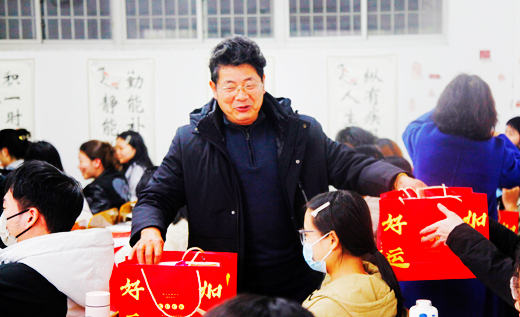 2李觅路给考研学生赠送“考研加油包”.jpg